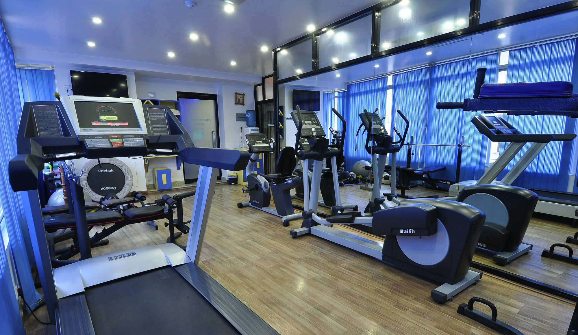 Royal Penguin Boutique Hotel & Spa Катманду Экстерьер фото